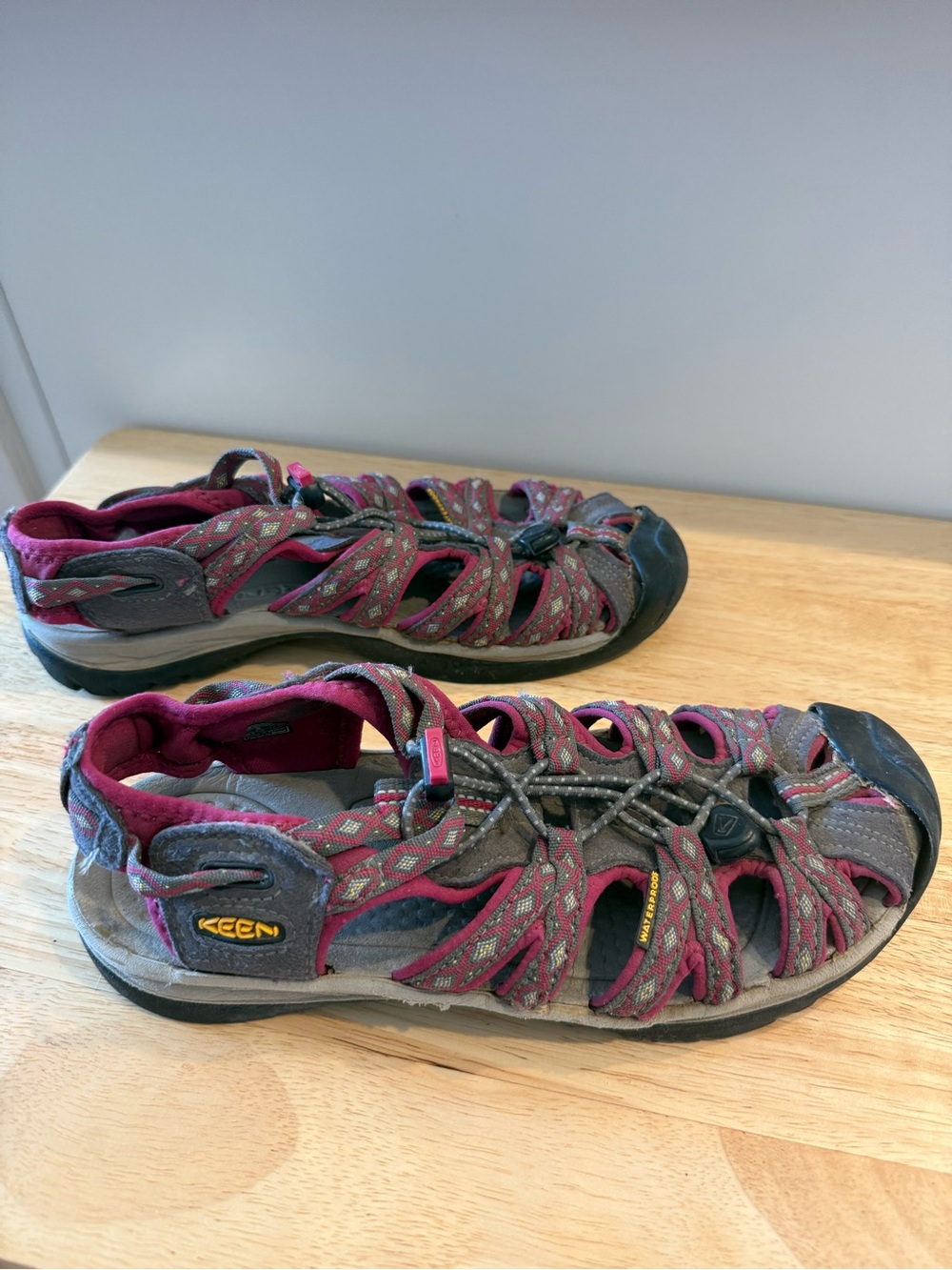 KEEN Whisper gray/burgundy Sport Sandals